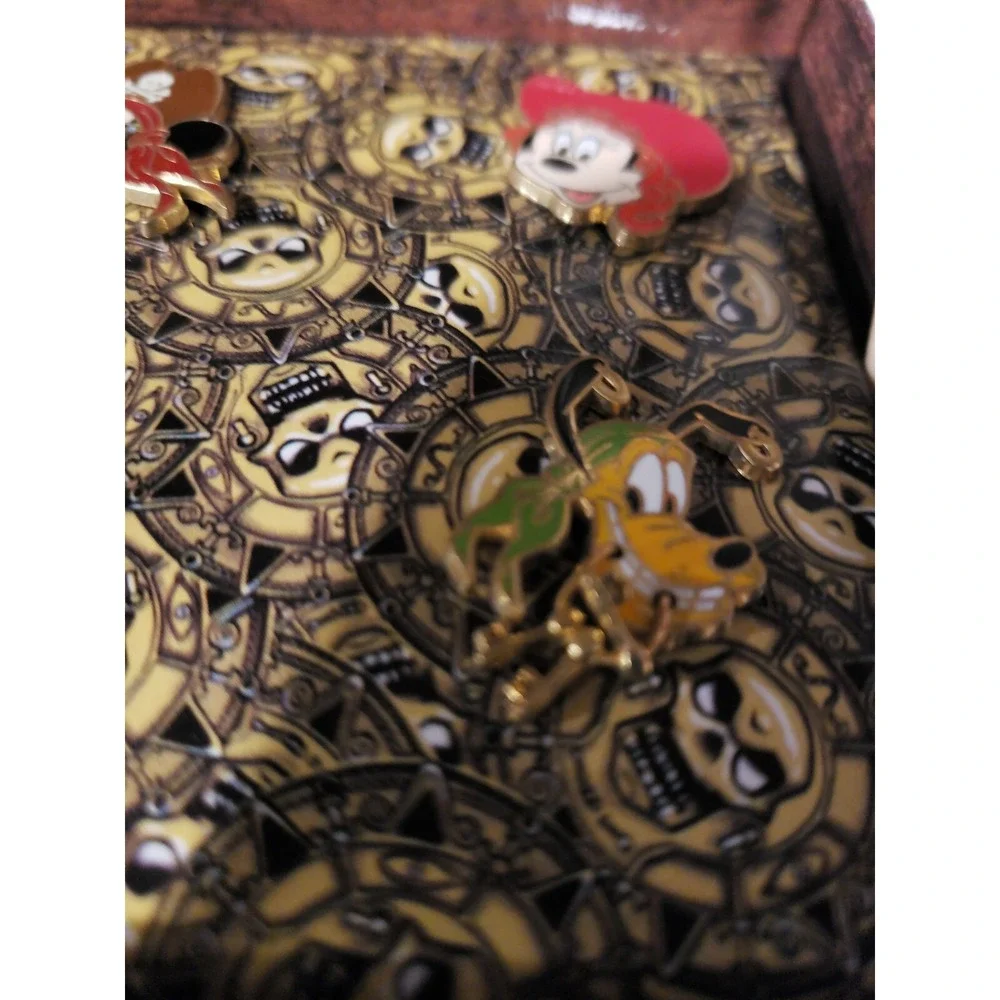 Disney  Pirates of the Caribbean Mini Characters 6 pins LE‎ 350 Trading Chest